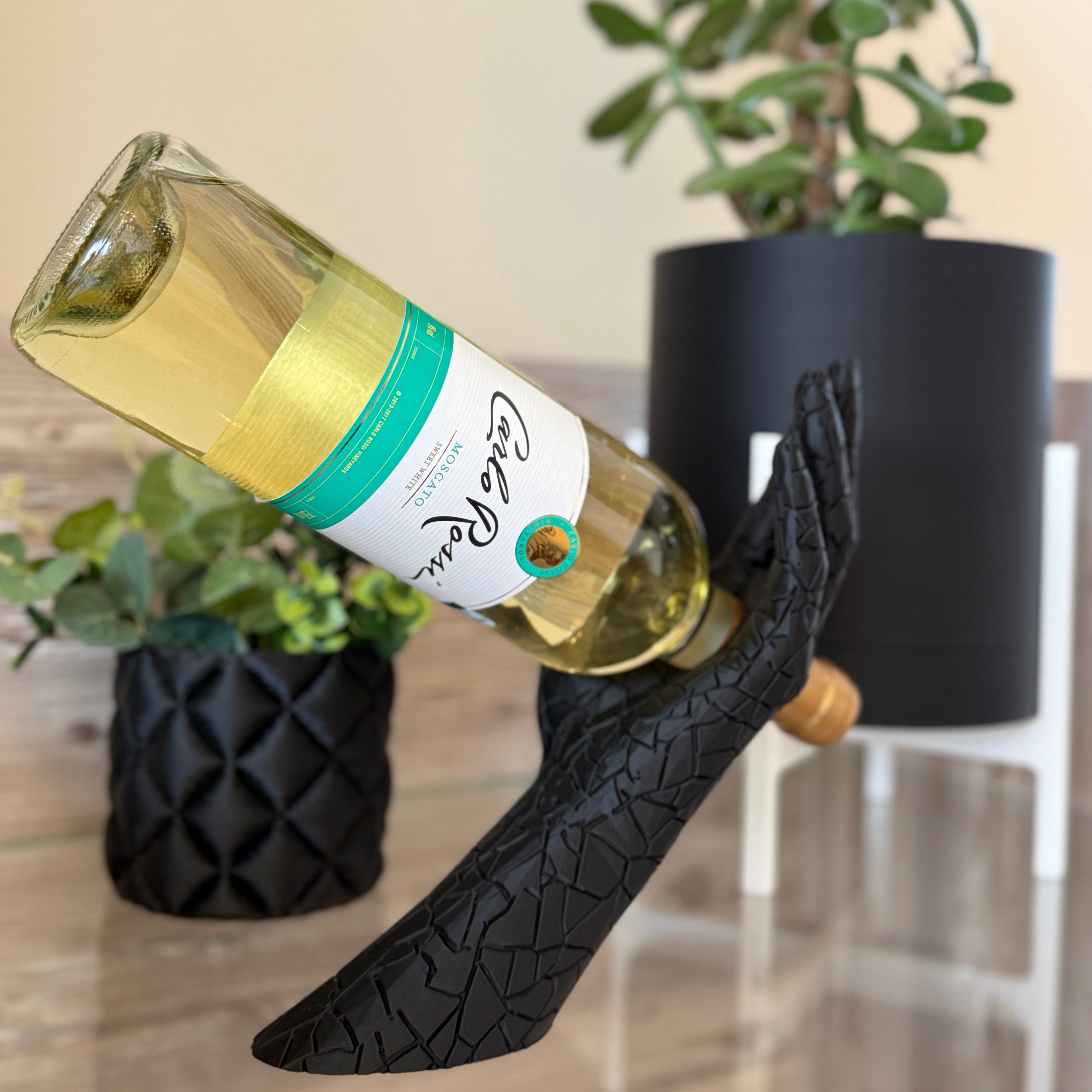 Cracked Wine Holder "Hand"