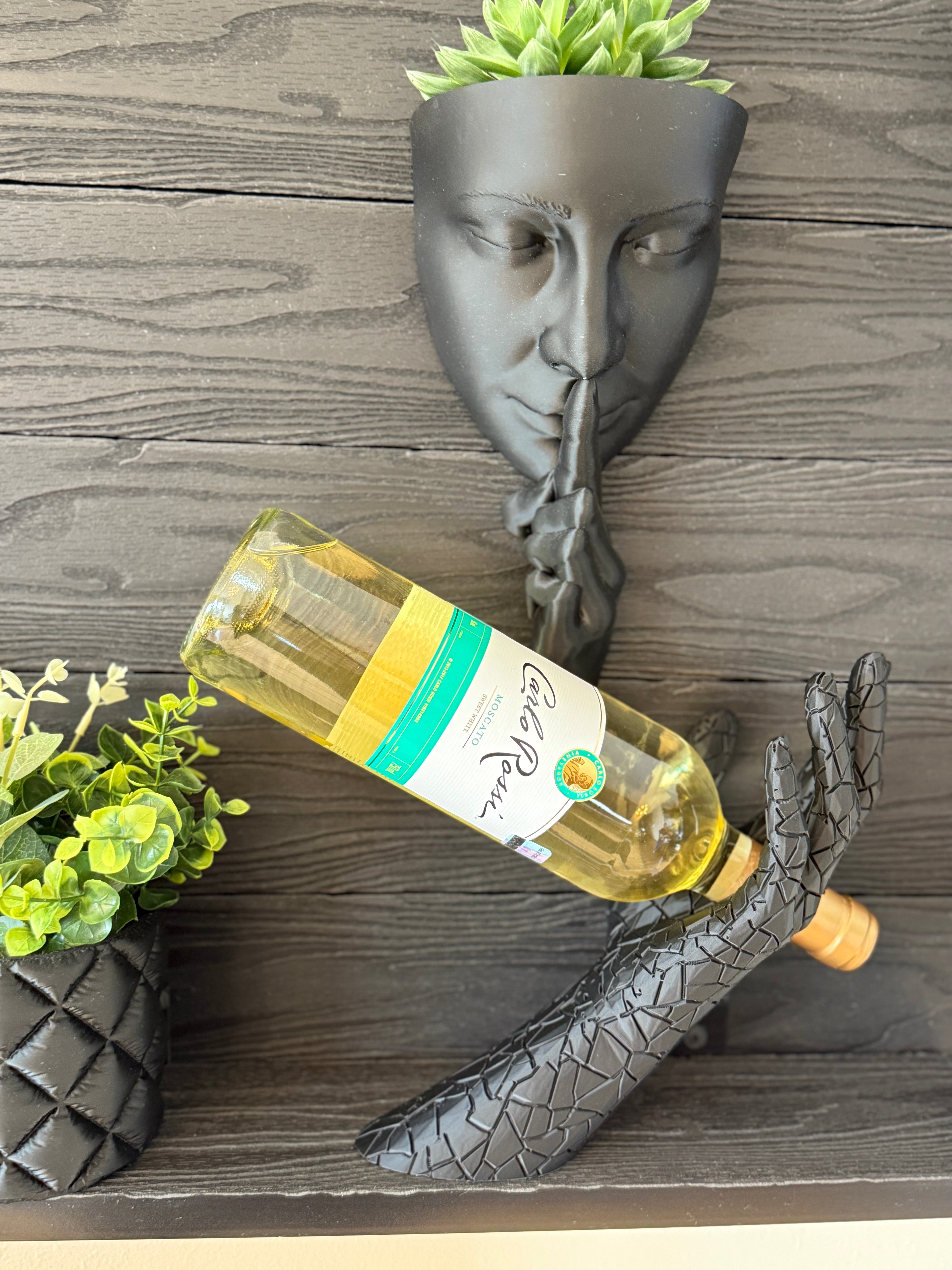 Cracked Wine Holder "Hand"