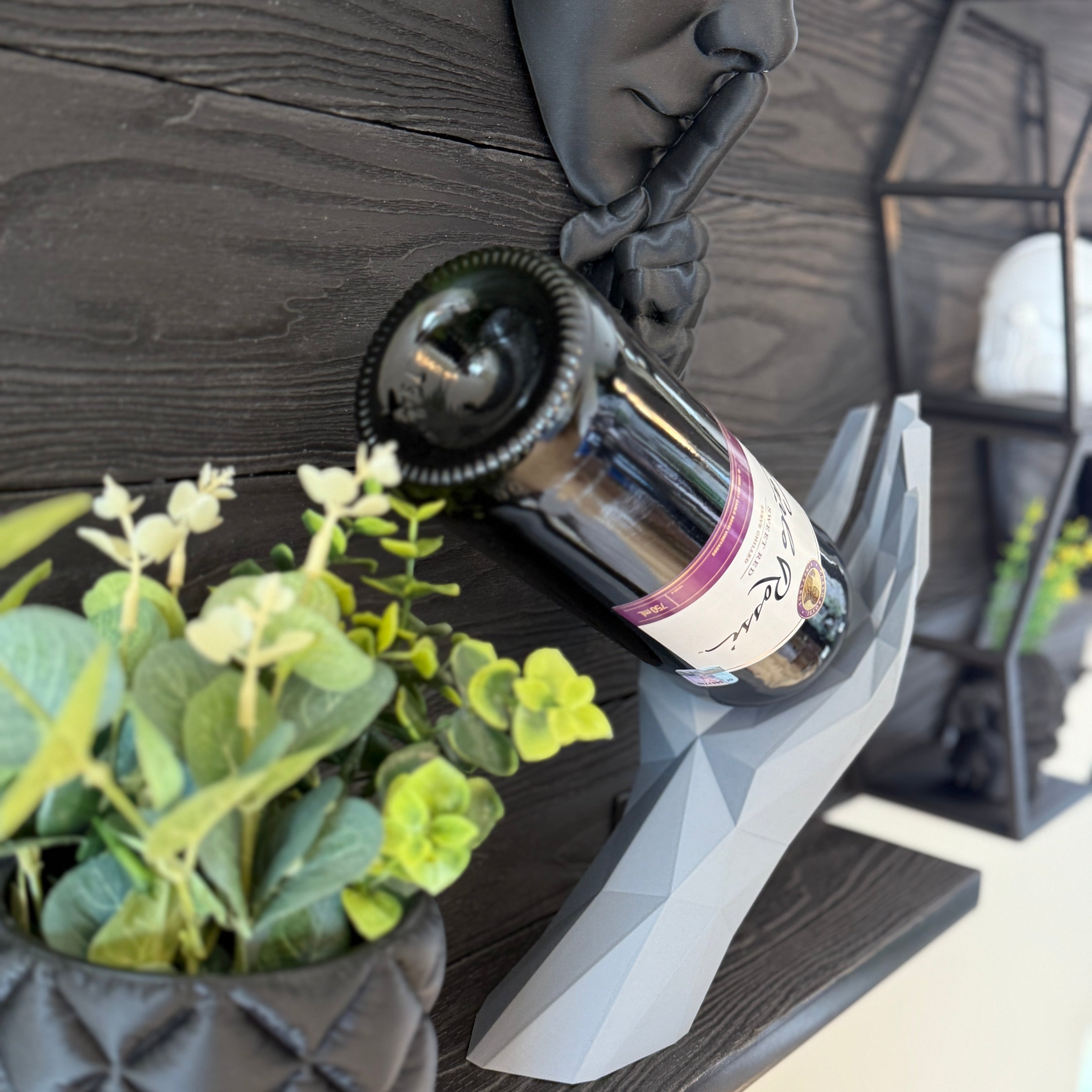 Elegants vīna turētājs “Roka” – akmens stils