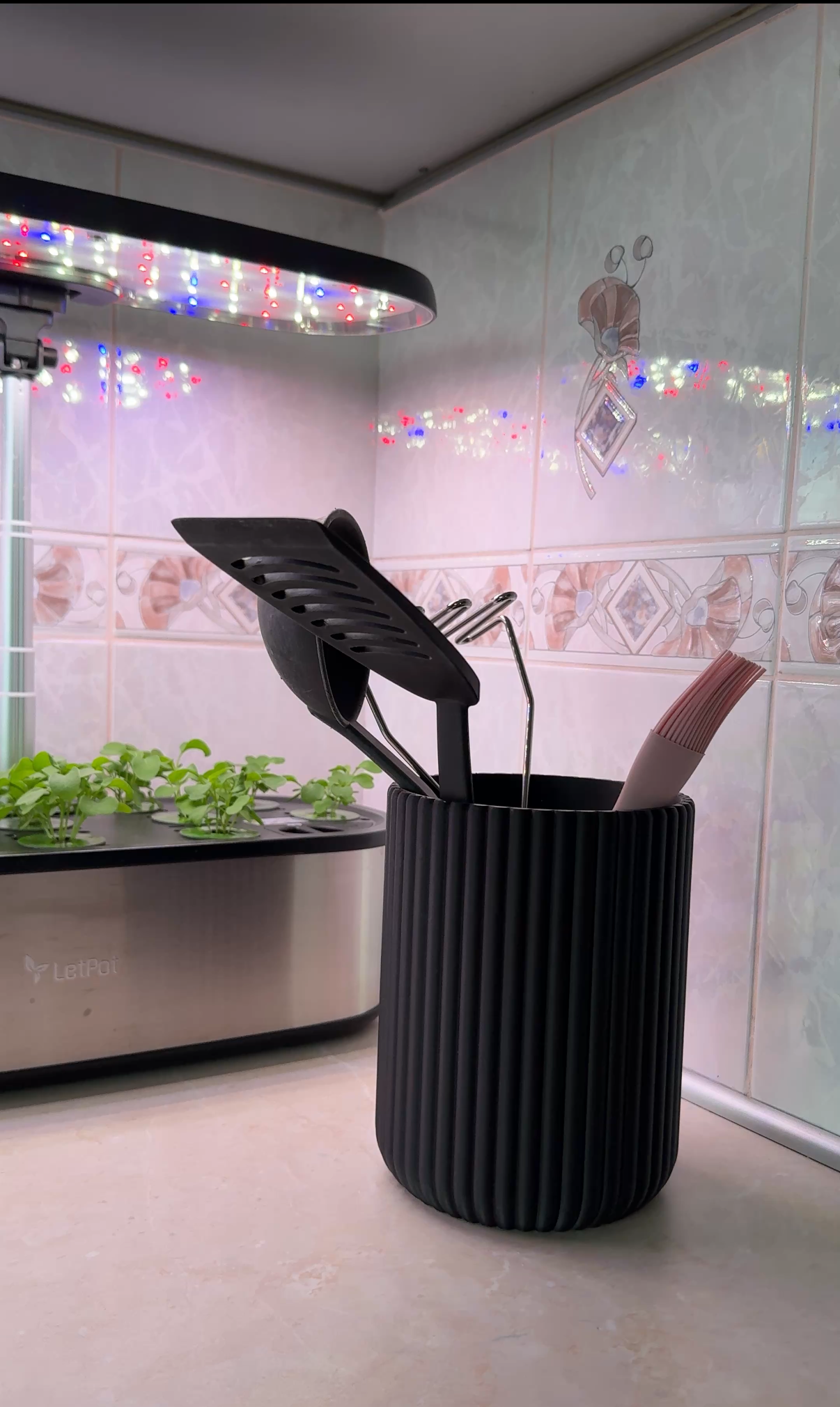 Ribbed Utensil Holder – Stylish Kitchen Organizer