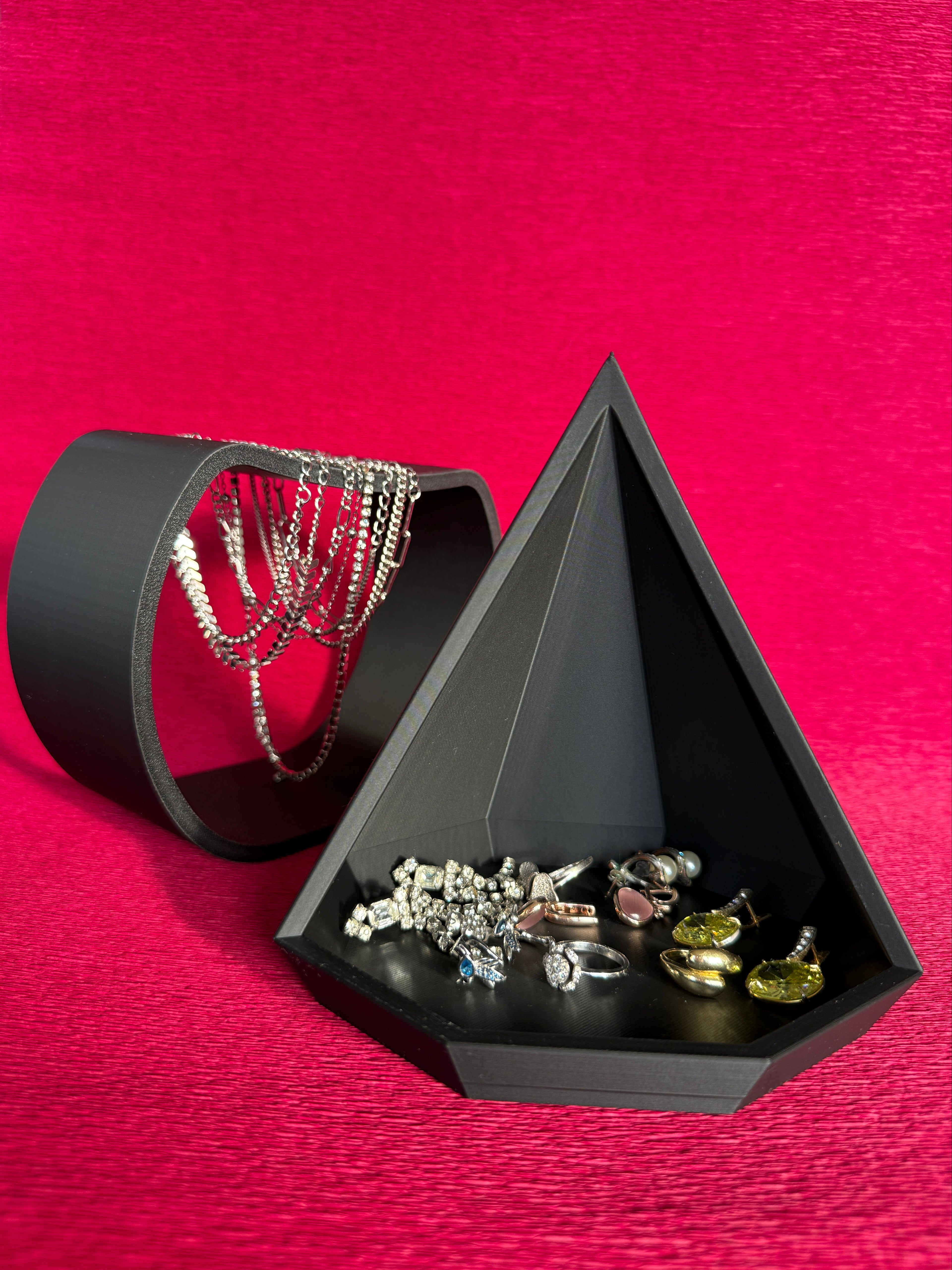 Jewelry Set – Necklace & Pyramid Holders