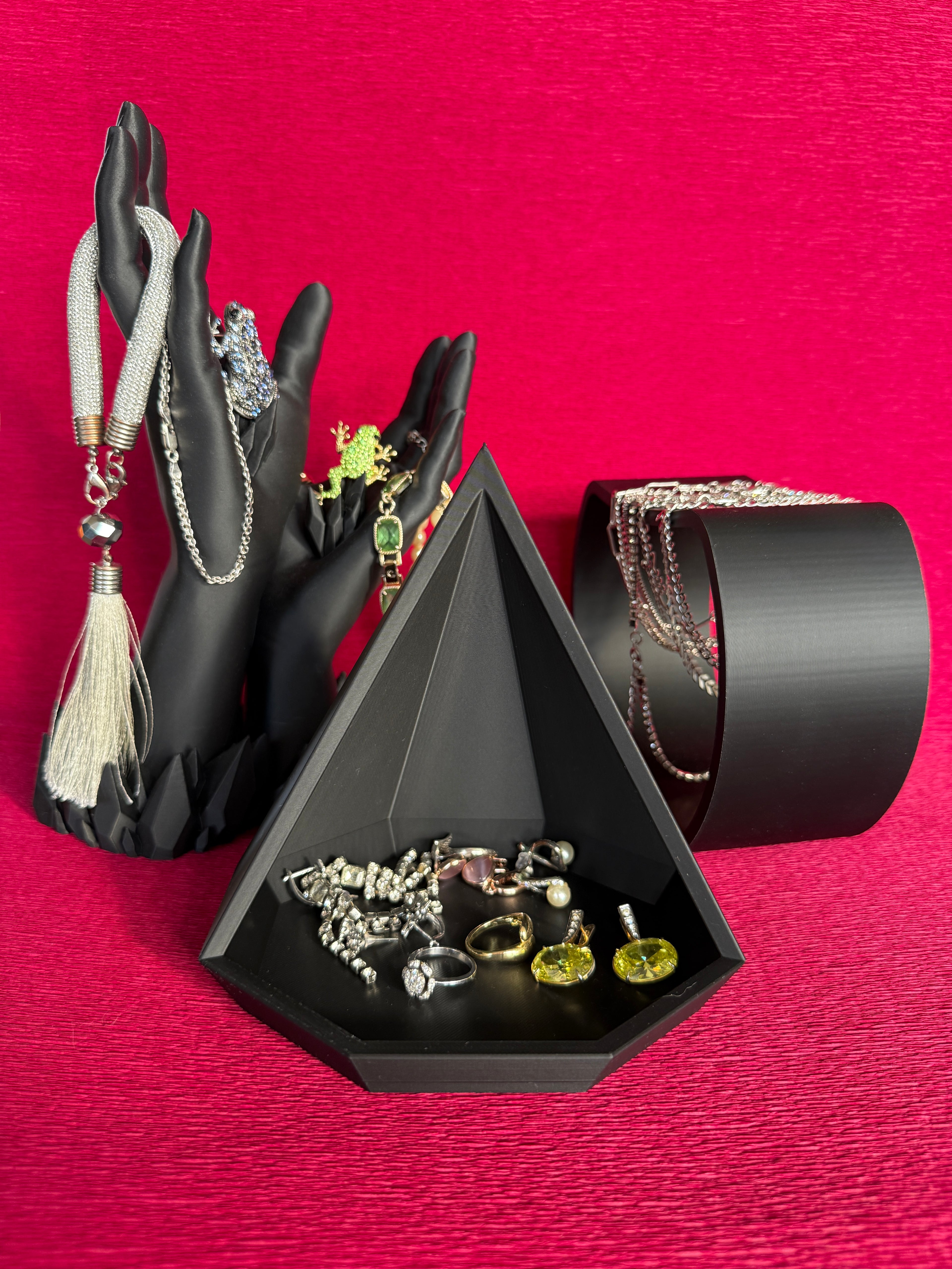 3-Piece Jewelry Set – “Hands”, Necklace & Pyramid Holders